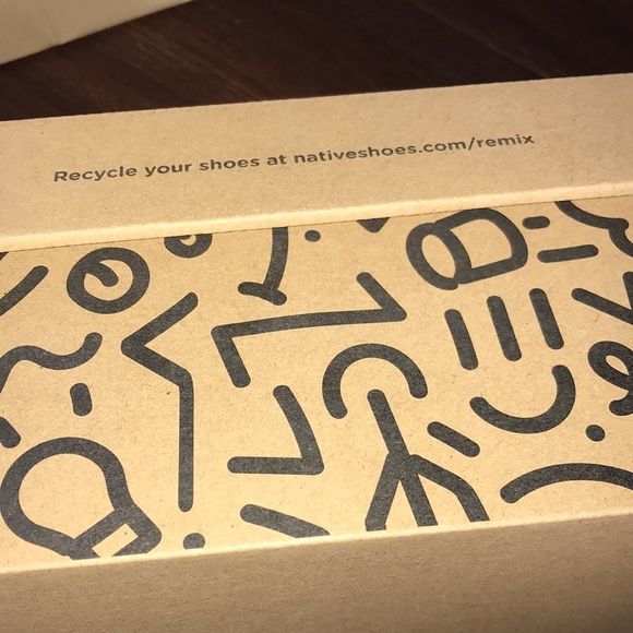 Native Verona Print Jiffy Black Shell White Pickle Foliage Shoes NIB - Picture 3 of 8